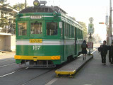市内有轨电车。在我家附近通过的阪堺上町线公汽。通称チン(chin)电。只有一节车厢。这一地区的人们对它都感到很亲切。