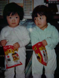 子どもの時。双子の妹と私
