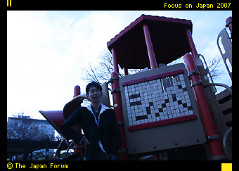 「オレ」。部活の友だちに撮影してもらった。公園にある遊具で「柴田」のシバの文字を作った。
