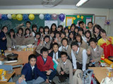 去韩国修学旅行时，访问当地高中时的照片。给我们穿上了韩国服装，一起做韩国传统的点心和家庭料理，互相教授日语和韩语，这次交流给我留下了深刻印象。（右侧穿韩国服装的是我）