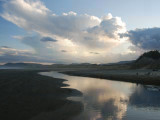 ホーク湾のワイマラマにあるビーチの小川に映る雲。休暇に家族で旅行した時の写真。