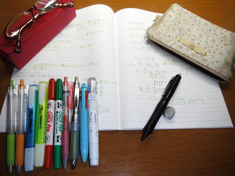 私の数学のノートとペンです。
