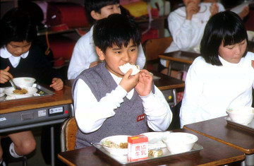 給食を食べる