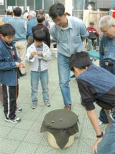 Children and adults of all ages enjoyed beigoma in a festival in the old shitamachi area of Tokyo.